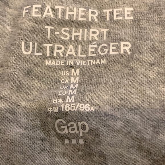 💕GAP long sleeve Feather tee in gray, size medium - Picture 6 of 7